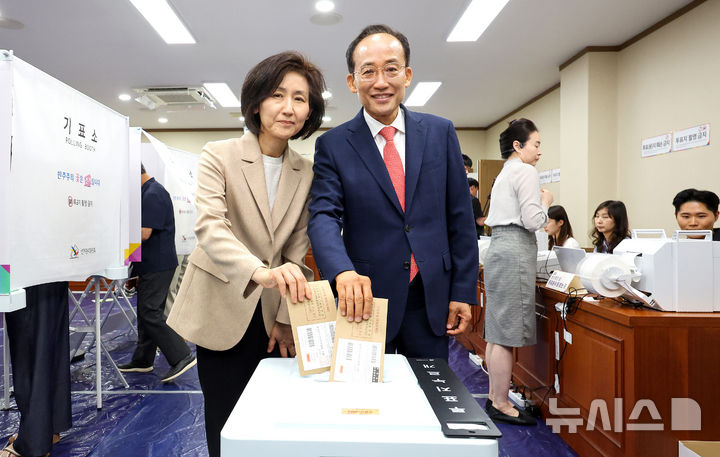 [대구=뉴시스] 이무열 기자 = 추경호 국민의힘 대구시장 후보와 부인 김희경씨가 제9회 전국동시지방선거 사전투표 첫날인 29일 대구 수성구 범어1동 사전투표소에서 투표하고 있다. 2026.05.29. lmy@newsis.com
