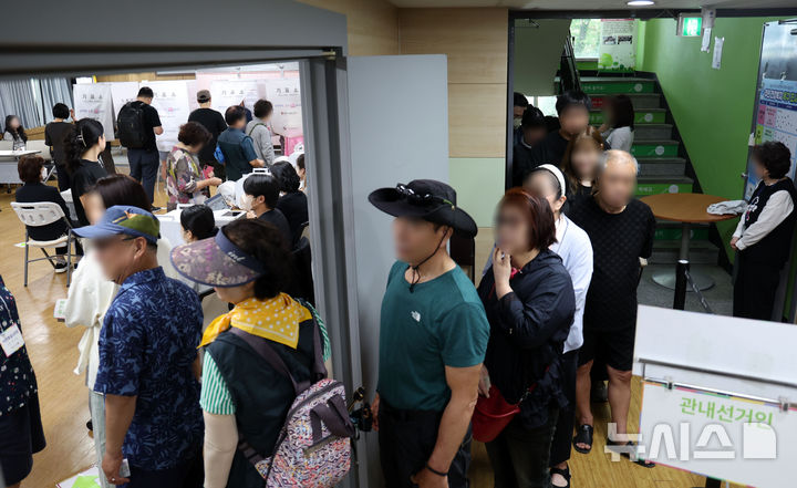  [부산=뉴시스] 하경민 기자 = 제9회 전국동시지방선거 및 부산 북구갑 국회의원 보궐선거 사전투표 첫날인 29일 부산 북구 만덕2동행정복지센터에 마련된 사전투표소를 찾은 시민들이 투표를 하기 위해 길게 줄을 서고 있다. 2026.05.29. yulnetphoto@newsis.com