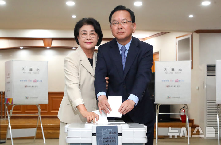 [대구=뉴시스] 이무열 기자 = 김부겸 더불어민주당 대구시장 후보와 부인 이유미 씨가 29일 오전 대구 수성구 고산2동 행정복지센터에 마련된 사전투표소에서 투표하고 있다. 2026.05.29. lmy@newsis.com