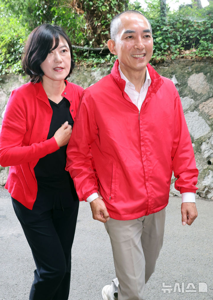  [부산=뉴시스] 하경민 기자 = 부산 북구갑 국회의원 보궐선거에 출마한 박민식 국민의힘 후보가 아내 배정혜씨와 함께 29일 부산 북구 만덕2동행정복지센터에 마련된 사전투표소로 향하고 있다. (공동취재) 2026.05.29. yulnetphoto@newsis.com