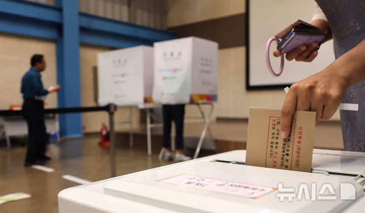 [인천=뉴시스] 전진환 기자 = 제9회 전국동시지방선거 사전투표 첫날인 29일 오전 인천 미추홀구 문화창작지대에 마련된 주안1동 사전투표소에서 유권자들이 투표를 하고 있다.&nbsp; 2026.05.29. amin2@newsis.com