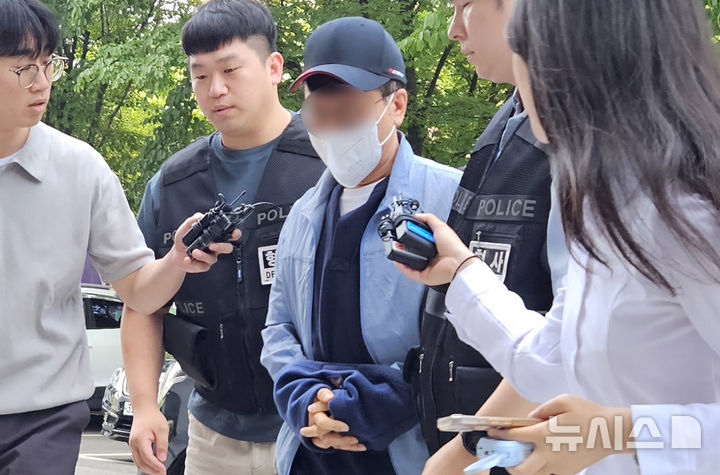 [서울=뉴시스] 이태성 기자 = 'LG전자 마곡센터 칼부림 사건' 피의자인 60대 남성 정모씨가 29일 오전 서울 양천구 서울남부지방법원에서 열리는 구속 전 피의자 심문(영장실질심사)을 받기 위해 출석하고 있다. 2026.05.29. victory@newsis.com
