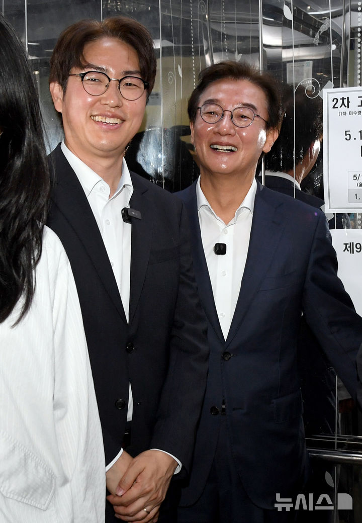  [부산=뉴시스] 하경민 기자 = 전재수(오른쪽) 더불어민주당 부산시장 후보와 하정우 북구갑 보궐선거 후보가 29일 부산 북구 덕천2동행정복지센터에 마련된 사전투표소로 함께 이동하고 있다. (공동취재) 2026.05.28. yulnetphoto@newsis.com