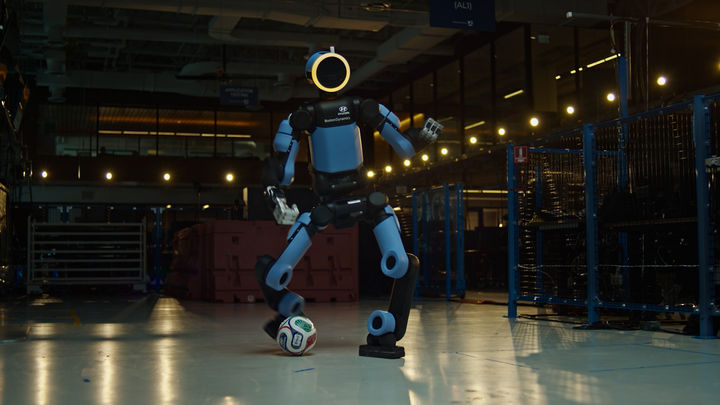 [서울=뉴시스] 현대자동차는 다가오는 'FIFA 월드컵 2026™'의 공식 파트너로서 보스턴다이나믹스의 휴머노이드 로봇 '아틀라스'가 축구 동작 학습을 통해 로보틱스 기술을 고도화해 나가는 과정을 담은 '스쿨 오브 풋볼' 캠페인 영상을 공개했다고 29일 밝혔다. 사진은 훈련 영상에서 아틀라스가 패스 동작을 훈련하는 장면. (사진=현대자동차 제공) 2026.05.29. photo@newsis.com *재판매 및 DB 금지