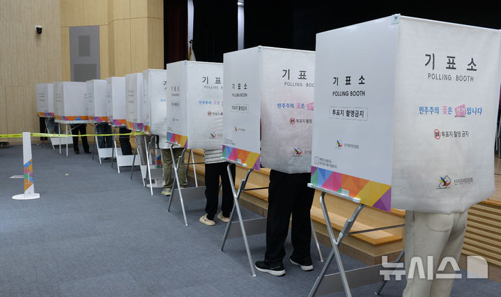 [울산=뉴시스] 배병수 기자 = 제9회 전국동시지방선거 사전투표 첫 날인 지난 29일 울산 남구청 대강당에 마련된 사전투표소를 찾은 시민들이 투표를 하고 있다. 2026.05.29. bbs@newsis.com