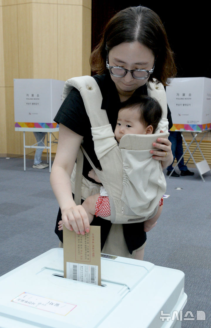 [울산=뉴시스] 배병수 기자 = 제9회 전국동시지방선거 사전투표 첫날인 29일 울산 남구청 대강당에 마련된 사전투표소를 찾은 부모와 자녀가 투표를 하고 있다. 2026.05.29. bbs@newsis.com.