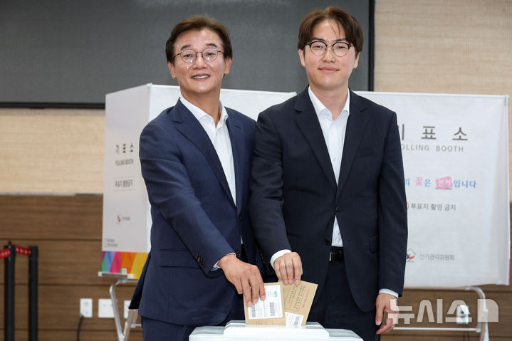  [부산=뉴시스] 하경민 기자 = 전재수(왼쪽) 더불어민주당 부산시장 후보와 하정우 북구갑 보궐선거 후보가 29일 부산 북구 덕천2동행정복지센터에 마련된 사전투표소에서 함께 투표를 하고 있다. (공동취재) 2026.05.29. yulnetphoto@newsis.com