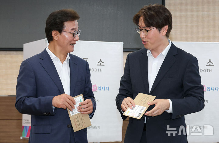  [부산=뉴시스] 하경민 기자 = 전재수(왼쪽) 더불어민주당 부산시장 후보와 하정우 북구갑 보궐선거 후보가 29일 부산 북구 덕천2동행정복지센터에 마련된 사전투표소에서 함께 투표를 하고 있다. (공동취재) 2026.05.29. yulnetphoto@newsis.com