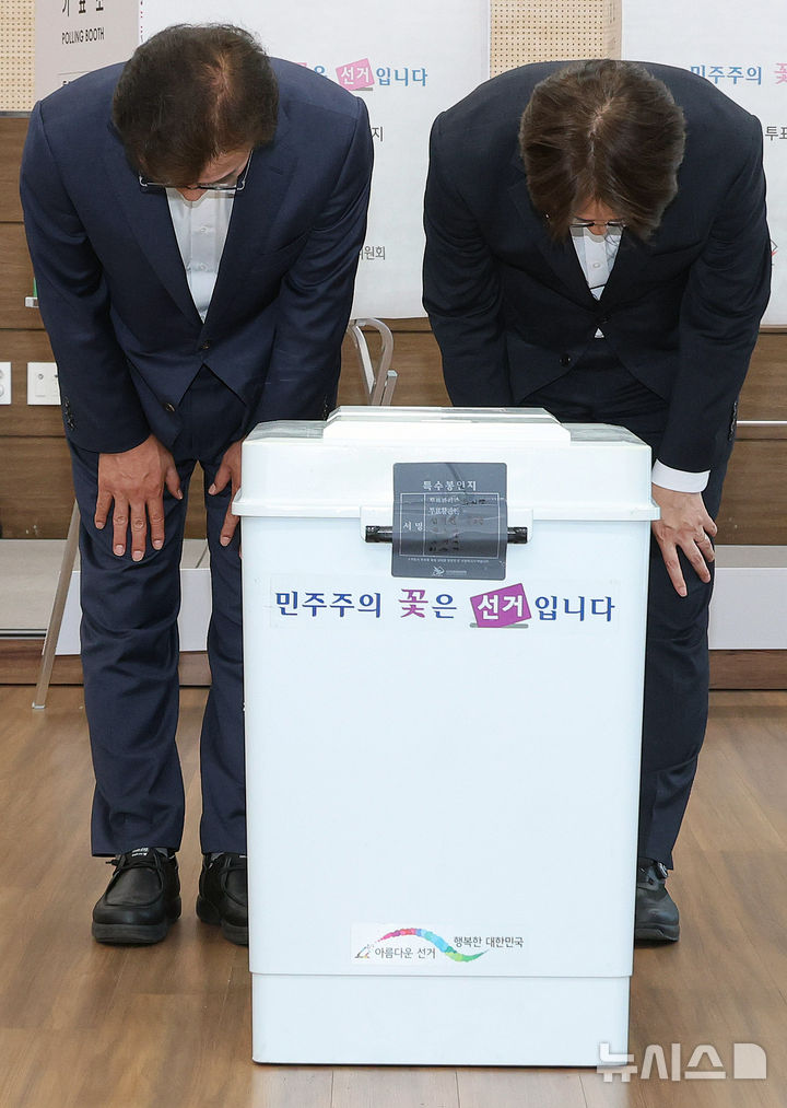  [부산=뉴시스] 하경민 기자 = 전재수(왼쪽) 더불어민주당 부산시장 후보와 하정우 북구갑 보궐선거 후보가 29일 부산 북구 덕천2동행정복지센터에 마련된 사전투표소에서 함께 투표를 한 뒤 머리를 숙여 인사하고 있다. (공동취재) 2026.05.29. yulnetphoto@newsis.com