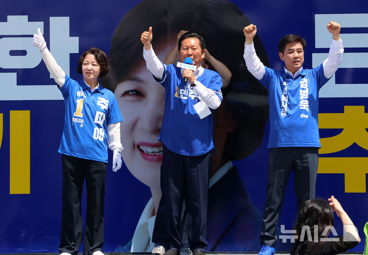 [성남=뉴시스] 이영환 기자 = 정청래 더불어민주당 총괄상임선대위원장이 29일 경기 성남시 모란시장 일대에서 추미애 경기도지사 후보, 김병욱 성남시장 후보 지원유세를 하고 있다. 2026.05.29. 20hwan@newsis.com
