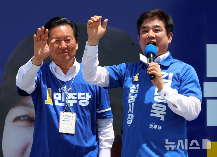 [성남=뉴시스] 이영환 기자 = 김병욱 더불어민주당 성남시장 후보가 29일 경기 성남시 모란시장 일대에서 유세를 하고 있다. 왼쪽은 유세 지원에 나선 정청래 총괄상임선대위원장. 2026.05.29. 20hwan@newsis.com