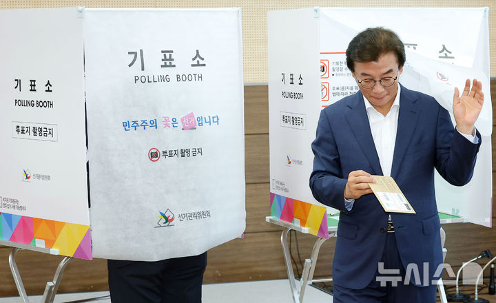  [부산=뉴시스] 하경민 기자 = 전재수더불어민주당 부산시장 후보가 29일 부산 북구 덕천2동행정복지센터에 마련된 사전투표소에서 투표를 하고 있다. (공동취재) 2026.05.29. yulnetphoto@newsis.com