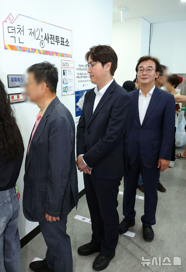  [부산=뉴시스] 하경민 기자 = 전재수(오른쪽) 더불어민주당 부산시장 후보와 하정우 북구갑 보궐선거 후보가 29일 부산 북구 덕천2동행정복지센터에 마련된 사전투표소에 들어가기 위해 줄을 서고 있다. (공동취재) 2026.05.29. yulnetphoto@newsis.com