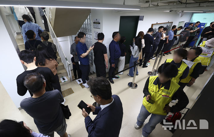 [서울=뉴시스] 김근수 기자 = 제9회 전국동시지방선거 사전투표 첫 날인 29일 오후 서울 종로구 사직동 주민센터에 마련된 사전투표소에서 시민들이 투표를 하기 위해 길게 줄 서 있다. 2026.05.29. ks@newsis.com