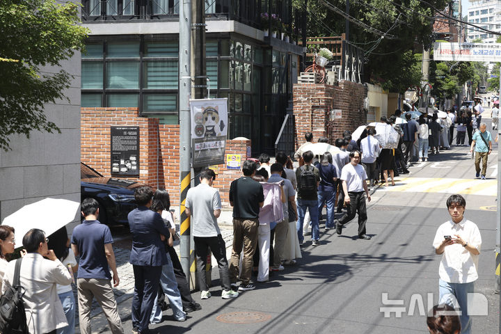 [서울=뉴시스] 김근수 기자 = 제9회 전국동시지방선거 사전투표 첫 날인 29일 오후 서울 종로구 사직동 주민센터에 마련된 사전투표소에서 시민들이 투표를 하기 위해 길게 줄 서 있다. 2026.05.29. ks@newsis.com
