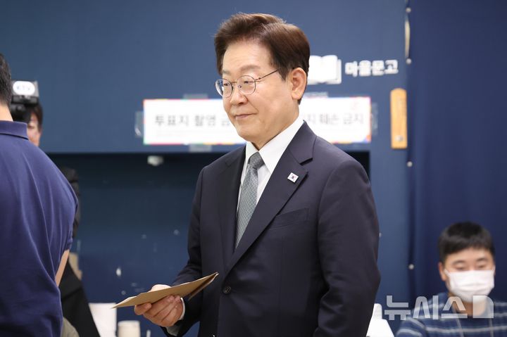 [서울=뉴시스] 최동준 기자 = 이재명 대통령이 29일 서울 종로구 삼청동 주민센터에 마련된 투표소에서 제9회 전국동시지방선거 사전투표를 하기 위해 기표소로 들어가고 있다. 2026.05.29. photocdj@newsis.com