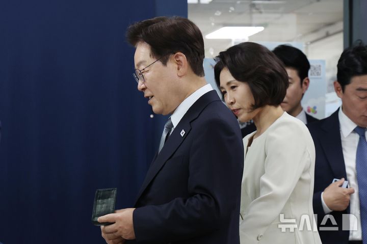 [서울=뉴시스] 최동준 기자 = 이재명 대통령과 김혜경 여사가 29일 제9회 전국동시지방선거 사전투표를 하기 위해 서울 종로구 삼청동 주민센터에 마련된 투표소로 들어서고 있다. 2026.05.29. photocdj@newsis.com