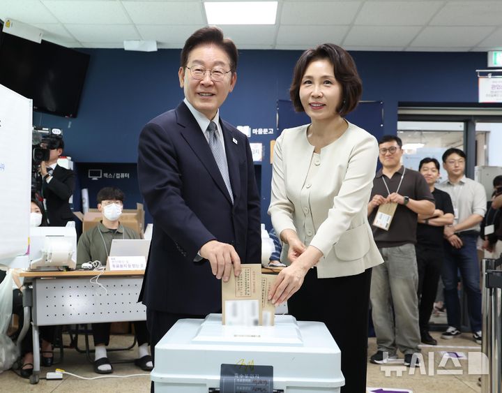 [서울=뉴시스] 최동준 기자 = 이재명 대통령과 김혜경 여사가 29일 서울 종로구 삼청동 주민센터에 마련된 투표소에서 제9회 전국동시지방선거 사전투표를 하고 있다. 2026.05.29. photocdj@newsis.com