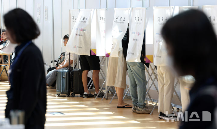 [인천공항=뉴시스] 전신 기자 = 제9회 전국동시지방선거 사전투표 첫날인 29일 인천국제공항 제2터미널에서 시민들이 투표를 하고 있다.  2026.05.29. photo1006@newsis.com
