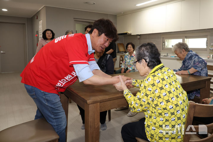 [평택=뉴시스] 김금보 기자 = 유의동 국민의힘 평택을 국회의원 재선거 후보가 29일 오전 경기 평택시 고덕면 한 아파트 경로당을 방문해 어르신들께 인사하고 있다. 2026.05.29. kgb@newsis.com