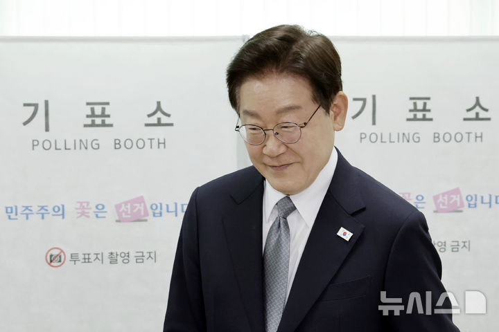[서울=뉴시스] 최동준 기자 = 이재명 대통령이 29일 서울 종로구 삼청동 주민센터에 마련된 투표소에서 제9회 전국동시지방선거 사전투표를 마친 뒤 이동하고 있다. 2026.05.29. photocdj@newsis.com