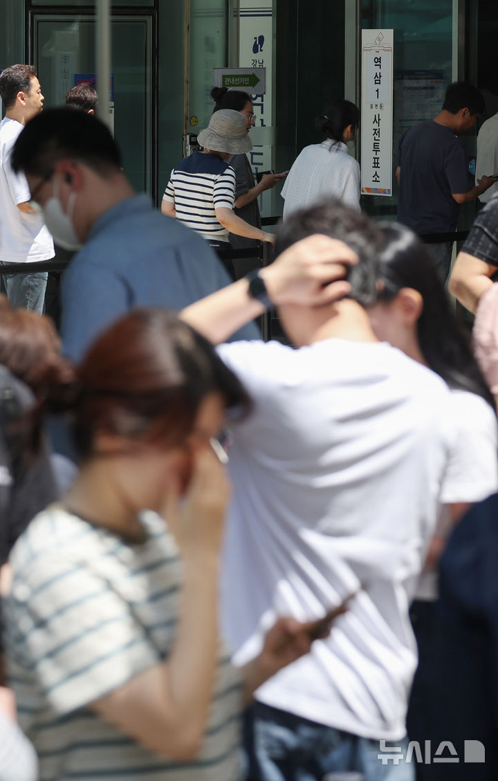 [서울=뉴시스] 김진아 기자 = 제9회 전국동시지방선거 사전투표 첫 날인 29일 서울 강남구 역삼1동 주민센터에 마련된 사전투표소에서 시민들이 투표를 하기 위해 길게 줄을 서고 있다. 2026.05.29. bluesoda@newsis.com
