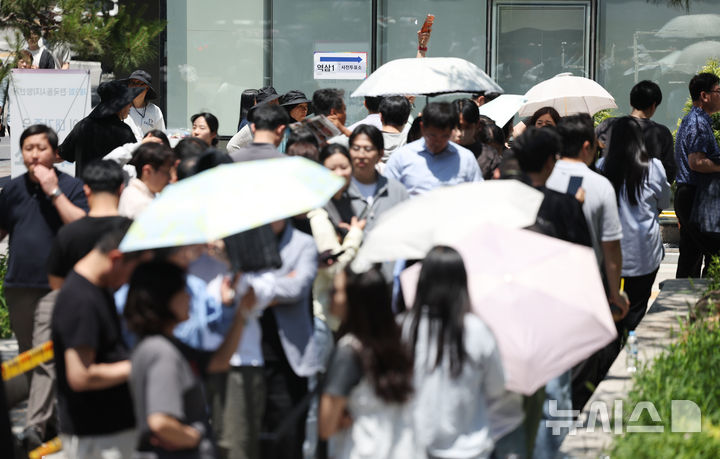 [서울=뉴시스] 김진아 기자 = 제9회 전국동시지방선거 사전투표 첫 날인 29일 서울 강남구 역삼1동 주민센터에 마련된 사전투표소에서 시민들이 투표를 하기 위해 길게 줄을 서고 있다. 2026.05.29. bluesoda@newsis.com