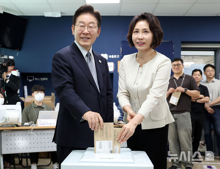 [서울=뉴시스] 최동준 기자 = 이재명 대통령과 김혜경 여사가 29일 서울 종로구 삼청동 주민센터에 마련된 투표소에서 제9회 전국동시지방선거 사전투표를 하고 있다. 2026.05.29. photocdj@newsis.com