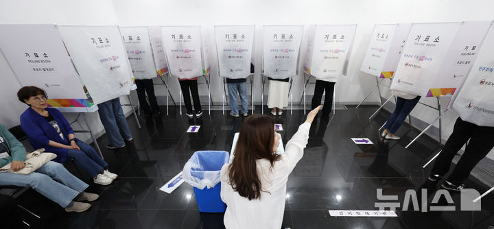 [서울=뉴시스] 김진아 기자 = 제9회 전국동시지방선거 사전투표 첫 날인 29일 서울 강남구 역삼1동 주민센터에 마련된 사전투표소에서 시민들이 투표를 하기 위해 길게 줄을 서고 있다. 2026.05.29. bluesoda@newsis.com