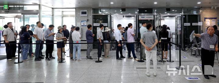 [서울=뉴시스] 김진아 기자 = 제9회 전국동시지방선거 사전투표 첫 날인 지난 29일 서울 강남구 역삼1동 주민센터에 마련된 사전투표소에서 시민들이 투표를 하기 위해 길게 줄을 서고 있다. 2026.05.29. bluesoda@newsis.com