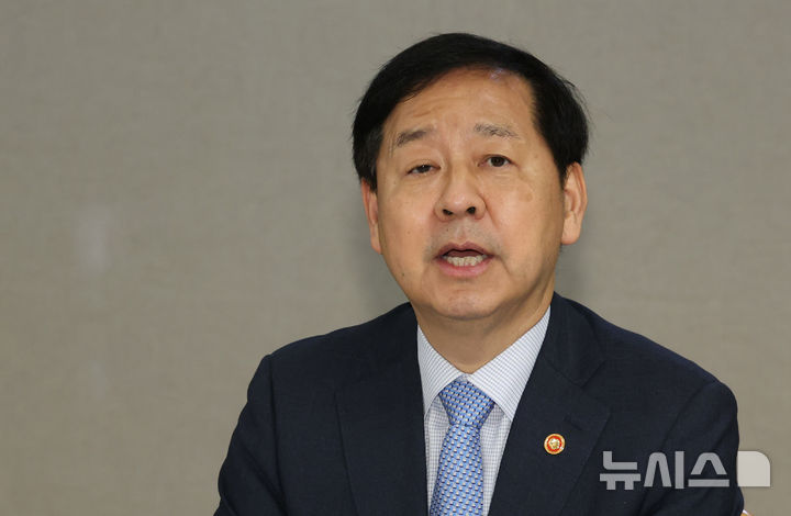 [서울=뉴시스] 조수정 기자 = 구윤철 경제부총리 겸 재정경제부 장관이 29일 오후 서울 종로구 정부서울청사에서 부동산관계장관회의 겸 주택공급촉진관계장관회의를 주재하고 있다. 2026.05.29. chocrystal@newsis.com