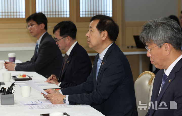 [서울=뉴시스] 조수정 기자 = 구윤철 경제부총리 겸 재정경제부 장관이 29일 오후 서울 종로구 정부서울청사에서 부동산관계장관회의 겸 주택공급촉진관계장관회의를 주재하고 있다. 2026.05.29. chocrystal@newsis.com