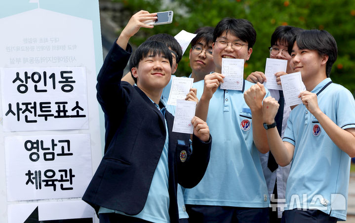 [대구=뉴시스] 이무열 기자 = 제9회 전국동시지방선거 사전투표 첫날인 29일 오후 대구 달서구 영남고등학교 체육관에 마련된 상인1동 사전투표소에서 투표를 마친 영남고 3학년 학생들이 투표확인증을 들고 인증사진을 찍고 있다. 2026.05.29. lmy@newsis.com