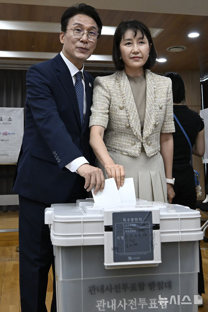 [서울=뉴시스] 김명년 기자 = 김민석 국무총리와 부인 이태린 여사가 6·3 지방선거 사전투표 첫날인 29일 오후 서울 영등포구 여의도동 주민센터에 마련된 사전투표소에서 투표하고 있다.(공동취재) 2026.05.29. photo@newsis.com