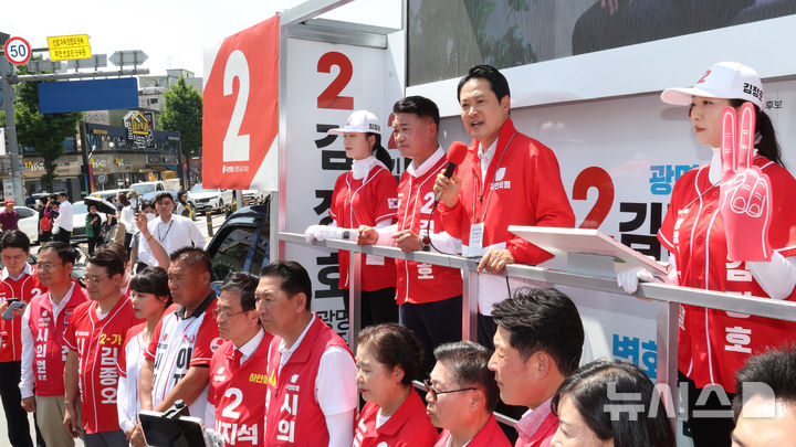 [광명=뉴시스] 김금보 기자 = 장동혁 국민의힘 대표가 29일 오후 경기 광명시 광명사거리에서 열린 김정호 광명시장 후보를 비롯한 지역 후보 합동 유세에서 연설을 하고 있다. 2026.05.29. kgb@newsis.com