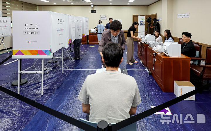 [대구=뉴시스] 이무열 기자 = 제9회 전국동시지방선거 사전투표 첫날인 29일 대구 수성구 범어1동 사전투표소에서 유권자들이 투표를 하고 있다. 2026.05.29. lmy@newsis.com