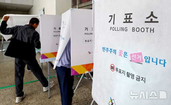 [대구=뉴시스] 이무열 기자 = 제9회 전국동시지방선거 사전투표 첫날인 29일 대구 달서구 영남고등학교 체육관에 마련된 상인1동 사전투표소에서 유권자들이 투표를 하고 있다. 2026.05.29. lmy@newsis.com
