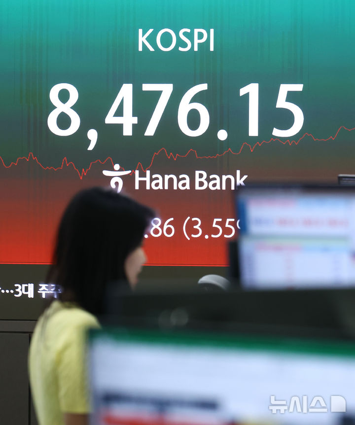 [서울=뉴시스] 황준선 기자 = 코스피는 전 거래일(8185.29)보다 290.86포인트(3.55%) 오른 8476.15에 마감한 29일 오후 서울 중구 하나은행 딜링룸 전광판에 지수가 표시돼 있다. 2026.05.29. hwang@newsis.com