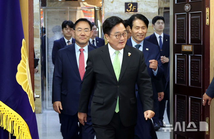 [서울=뉴시스] 조성봉 기자 = 우원식 국회의장이 29일 오후 서울 여의도 국회에서 열린 제22대 국회 전반기 국회의장단 퇴임식에 입장하고 있다. 2026.05.29. suncho21@newsis.com