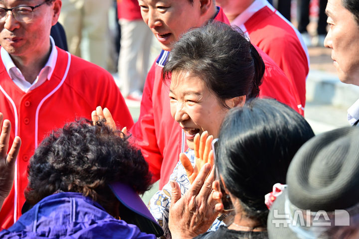 [남해=뉴시스] 차용현 기자 = 사전투표일인 29일 오후 박근혜 전 대통령이 경남 남해군 설천면 소재 노량충렬사를 찾아 주민들과 인사를 나누고 있다. 2026.05.29. con@newsis.com