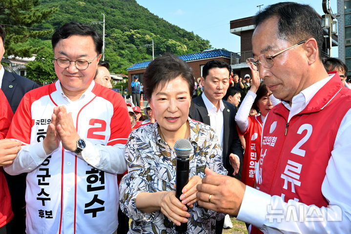 [남해=뉴시스] 차용현 기자 = 사전투표일인 29일 오후 경남 남해군 설천면 노량충렬사를 찾은 박근혜 전 대통령이 주민들에게 인사를 하고 있다. 2026.05.29. con@newsis.com