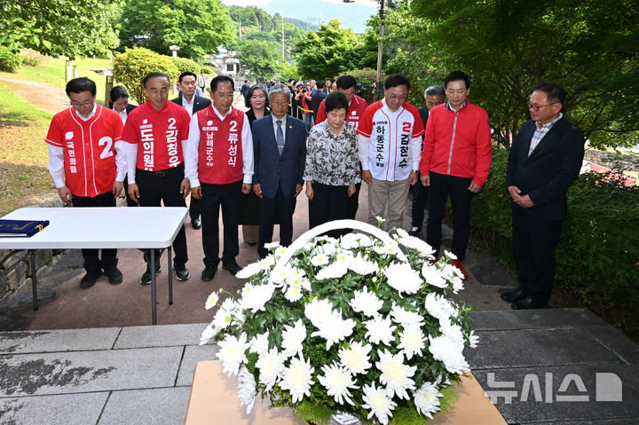 [남해=뉴시스] 차용현 기자 = 사전투표일인 29일 오후 경남 남해군 설천면 노량충렬사를 찾은 박근혜 전 대통령이 남해, 하동지역 출마자들과 참배를 하고 있다. 2026.05.29. con@newsis.com