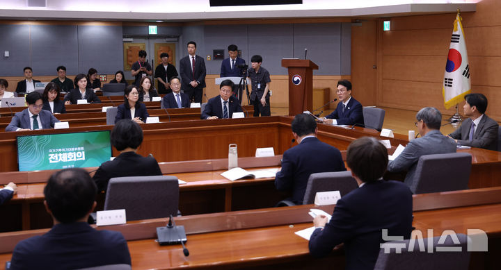 [서울=뉴시스] 조수정 기자 = 김민석 국무총리가 29일 오후 서울 종로구 정부서울청사 별관 국제회의장에서 국가기후위기대응위원회 전체회의를 주재하고 있다. 2026.05.29. chocrystal@newsis.com
