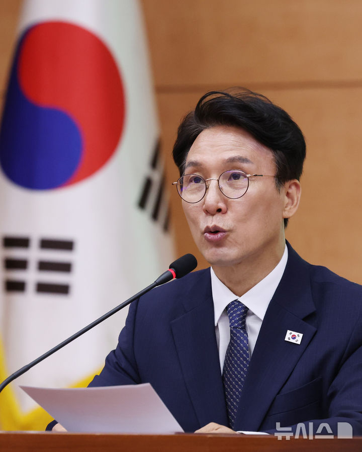 [서울=뉴시스] 조수정 기자 = 김민석 국무총리가 29일 오후 서울 종로구 정부서울청사 별관 국제회의장에서 국가기후위기대응위원회 전체회의를 주재하고 있다. 2026.05.29. chocrystal@newsis.com