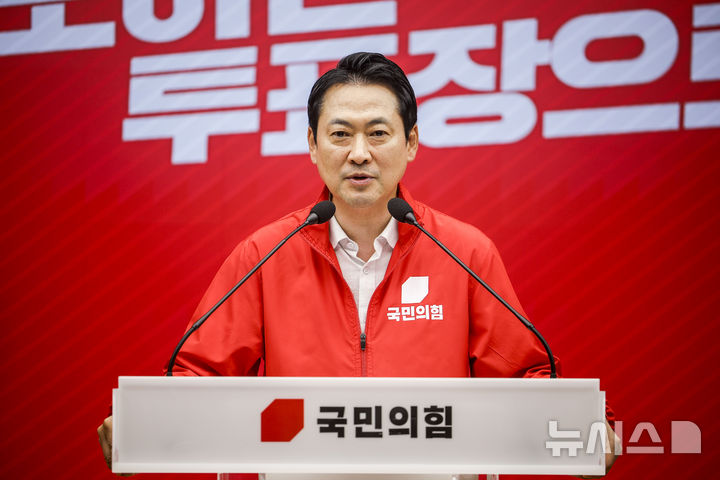 [서울=뉴시스] 정병혁 기자 = 장동혁 국민의힘 상임선거대책위원장이 29일 서울 영등포구 국민의힘 중앙당사에서 이재명 대통령이 사전투표를 하던 중 기표소를 나와 무효표 여부를 확인하고 다시 들어간 것과 관련해 기자회견을 열고 발언하고 있다. 2026.05.29. jhope@newsis.com