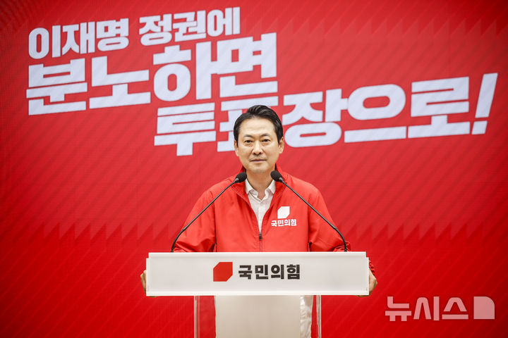 [서울=뉴시스] 정병혁 기자 = 장동혁 국민의힘 상임선거대책위원장이 29일 서울 영등포구 국민의힘 중앙당사에서 이재명 대통령이 사전투표를 하던 중 기표소를 나와 무효표 여부를 확인하고 다시 들어간 것과 관련해 기자회견을 열고 발언하고 있다. 2026.05.29. jhope@newsis.com