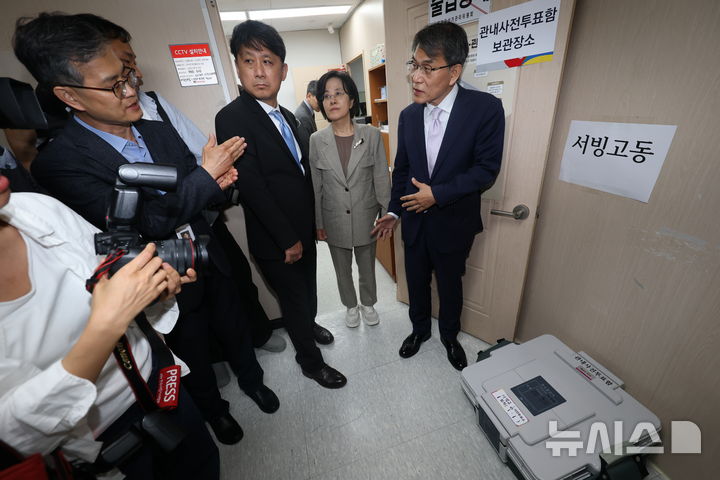 [서울=뉴시스] 김명년 기자 = 노태악 중앙선거관리위원장이 6·3 지방선거 사전투표 첫날인 29일 오후 서울 용산구선거관리위원회에서 행낭식 관내사전투표함 보관장소를 점검하고 있다. 2026.05.29. kmn@newsis.com