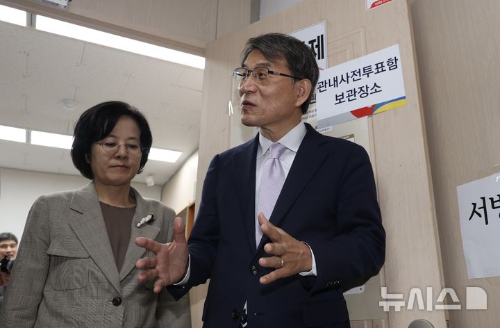 [서울=뉴시스] 김명년 기자 = 노태악 중앙선거관리위원장이 6·3 지방선거 사전투표 첫날인 29일 오후 서울 용산구선거관리위원회에서 행낭식 관내사전투표함 보관장소를 점검하고 있다. 2026.05.29. kmn@newsis.com