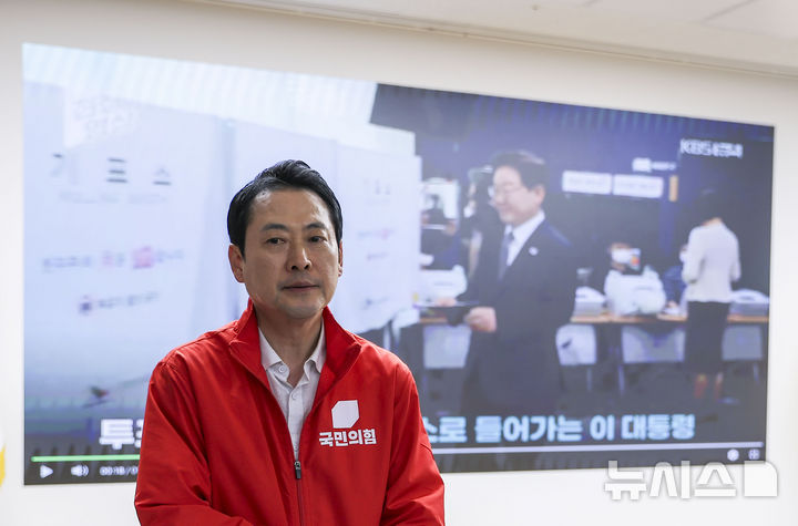 [서울=뉴시스] 정병혁 기자 = 장동혁 국민의힘 상임선거대책위원장이 29일 서울 영등포구 국민의힘 중앙당사에서 이재명 대통령이 사전투표를 하던 중 기표소를 나와 무효표 여부를 확인하고 다시 들어간 것과 관련해 기자회견을 열고 영상을 확인하기 위해 기다리고 있다. 2026.05.29. jhope@newsis.com