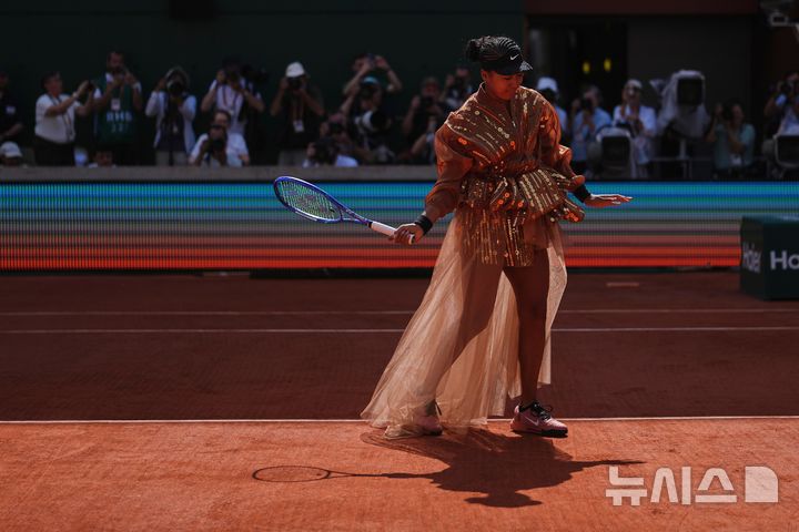 [파리=AP/뉴시스] 일본 테니스 스타 오사카 나오미가 2026 프랑스 오픈 단식 3회전에서 이바 요비치를 꺾고 16강에 올랐다고 AP통신 등이 30일(현지 시간) 보도했다. 2026.05.30.